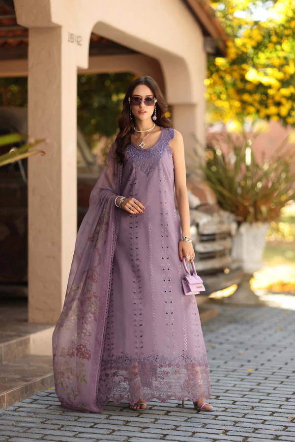 D4-A Noor Luxe Chickenkari by Saadia Asad 4
